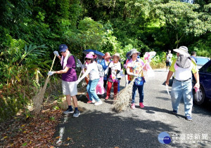 社團法人南投縣竹鹿文化藝術觀光協會29日在竹山鎮雙湖渡假山莊一帶，舉辦「竹鹿文化觀光淨山健行」活動，吸引300多位民眾參與，一同參與健行淨山。