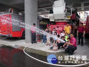 暑期揪團來「消」暑 體驗一日消防員