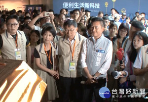 北市府參訪新竹300 民眾搶看柯文哲