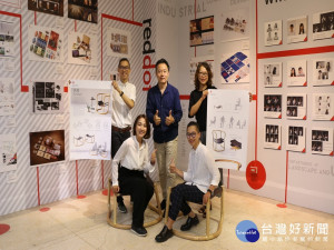 朝陽獲獎師生和設計的椅子。林重鎣翻攝