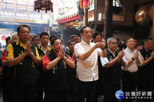 市長朱立倫31日前往板橋接雲寺參拜祈福，祈求觀世音菩薩保佑國泰民安、市政推動順利，民眾平安順心。（圖／記者黃村杉攝）