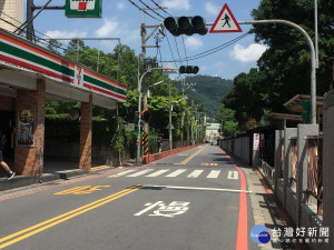 轄內各大專院校學校周邊巷道，調降道路行車速限至30公里，讓行人通行更安心。（圖／交通局提供）