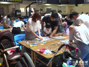 親子拼圖拼出專屬回憶 近百組家庭報名