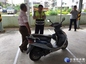 專撬機車置物箱財物竊嫌遭警方逮捕。