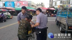 孱弱老翁倒臥路口 南門警協助守護前行