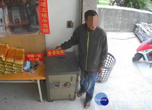 慣竊雖騎乘懸掛偷來車牌的機車逃避查緝，但下手偷取香油錢的過程全被廟內監視器清楚拍下，警方迅即逮人。（記者陳昭宗拍攝）