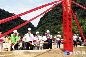 「客家文學花園」昨由縣長徐耀昌等人持鏟動土興建。（記者許素蘭／攝）