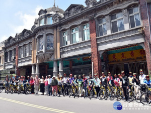 桃園市政府青年事務局舉辦全國首創「騎趣富岡夏令營」，青年朋友們在富岡老街進行鐵馬巡禮。