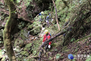 嘉義縣消防局執行台18線新高山林道登山客救援