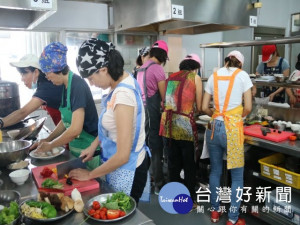 

弘光科技大學特別開設走清淡風的「素食到宅坐月子服務班」課程，改變傳統婦女坐月子吃麻油雞進補，又怕食補過頭身材走樣的觀念。（記者陳榮昌攝）