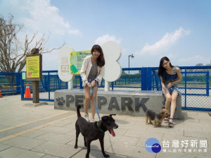 新北許多公園及寵物公園讓毛寶貝們恣意遊憩，報名上傳毛寶貝照片，除將置於動保處官網展出，還可以參加臉書粉絲團抽獎。（圖／動保處提供）