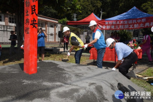 林縣長主持信義鄉同富國中教師暨學生宿舍開工動土儀式。