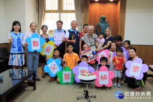 幼安院童手作卡片、蛋糕祝福徐縣長父親節快樂。（記者許素蘭／攝）