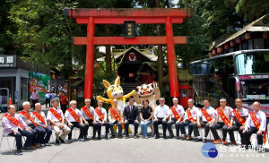 南投縣政府8日在父親節當天於溪頭明山會館舉辦「父愛如山、真愛88」全縣模範父親表揚大會，14位父親到場接受表揚。