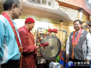 靈鷲山水陸空大法會暨生命和平音樂會8月8日在桃園巨蛋啟建，開山住持心道法師、桃園市市長鄭文燦共同敲響吉祥鑼，祈願和平共振愛地球，桃園繁榮地方和諧。