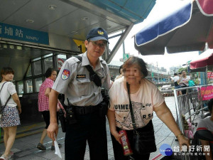 失智老婦於捷運站迷失　熱心捷警協助返家