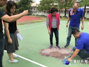 市議員林碧秀勘查光榮國中操場。林重鎣攝