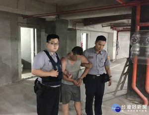 員警以鐵線深入氣窗後，將木板勾開，當場發現藏匿於木板後方之鍾姓男子，立即上前將他逮捕。

