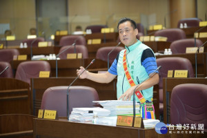 市議員林志強建議市府深入了解問題，並投入資源幫助改善族語學習環境。(圖／桃園市議會提供)
