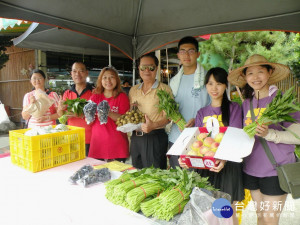 大里農會國光花市展售青年農民種植的蔬果。林重鎣攝