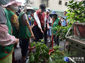 朱立倫市長12日視查新莊登革熱防疫工作，為有效控制登革熱疫情，唯有周遭「不養蚊」才是杜絕登革熱的不二法門。（圖／新聞局提供）