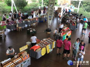 微熱村民市集12日訂為公益日，捐出部份或一日所得幫助青少年。（記者扶小萍攝）