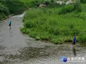 霧峰警方在乾溪找到槍枝。林重鎣翻攝