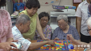 桌遊.共餐串聯情感　民輝里銀髮樂活趣