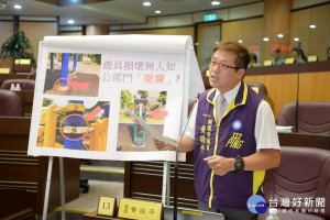 市議員黃敬平要求市政府加緊腳步建設，並控管年久失修的公園遊具。(圖／桃園市議會提供)