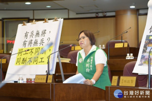 市議員林俐玲針對龜山居民關注的棕線期程，要求市府給出答案。(圖／桃園市議會提供)