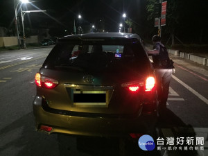 汽車熄火卡路中 公園警熱心協助車輛脫困