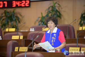 市議員陳麗莉針對市區公車209路線，建議增設站牌。(圖／桃園市議會提供)
