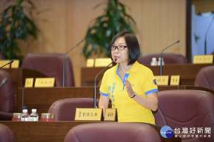 市議員劉曾玉春表示，為解決長照志工人力問題，建議市府推動「時間銀行」政策。(圖／桃園市議會提供)