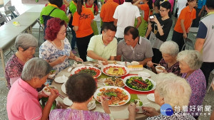 樂齡介護食宣導活動，縣長魏明谷、二水鄉長鄭蒼陽也在會中與老人家會餐同樂。 