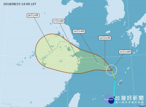 位於琉球附近的熱帶性低氣壓（TD），已在15日下午14時被中央氣象局升格成第18號颱風「棕櫚」，預估未來會朝中國浙江一帶前進，並不會直接影響台灣陸地天氣。（圖／中央氣象局）