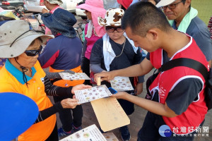 參加活動的民眾闖關成功，關主在闖關集章卡上蓋章。