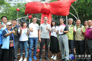 朱立倫市長15日主持林口區公園路舊圖書館旁的公鄰23公園兒童遊戲場完工啟用典禮。（圖／新聞局提供）