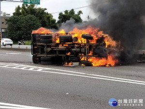 大溪發生火燒車事件，現場令人驚悚。
