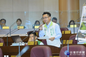 市議員劉仁照反映，民眾陳情平鎮坑西土地公前道路須拓寬。(圖／桃園市議會提供)