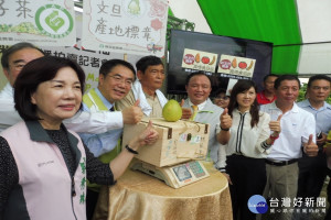 麻豆文旦今年首推木箱包裝文旦，農委會主委林聰賢、立委黃偉哲(左四和左二)分別在木箱上簽名。(圖/記者黃芳祿攝) 