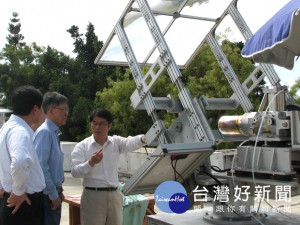 成大航太系教授鄭金祥(右)榮獲「國際宇宙航行科學院」院士。