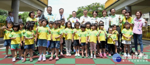 副總統陳建仁視察彰化平和非營利幼兒園行程與學童們歡樂合照。