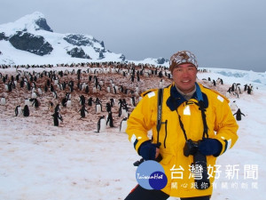 台南市憂鬱症關懷協會創會理事長林明政，攝於南極半島紳士企鵝棲息地。