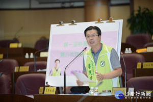 市議員李光達建議市府應讓中央宣布政策前出生的孩子可享有中央、地方補助並領的權利。(圖／桃園市議會提供)