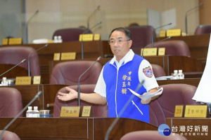 市議員徐玉樹表示，由於高原交流道動工，預計能帶動當地發展，建議通車之前將山坡地保育區解編。(圖／桃園市議會提供)