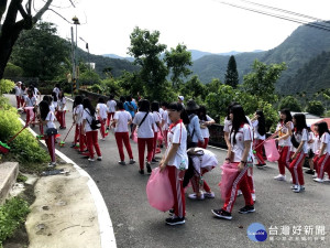 南投縣國姓鄉泰雅渡假村於17日與私立明德高中共同舉行「關懷地方、愛我家園」成長營活動，近千人至三大部落清掃社區 及 淨化山林。