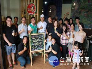 
修平科大與道卡斯青年工作會合作，十八日假外埔區舉辦「米食達人二部曲—特級廚師就是你」烹飪活動，意創造穩定消費市場通路，協助小農行銷，讓消費者享受物實價美的有機產品。（記者陳榮昌攝）
