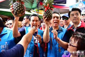 前總統馬英九抵達桃園南門市場，為國民黨提名桃園市長參選人陳學聖再次掃街拜票。

