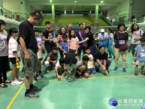 「祖孫科學營」限定祖孫攜手挑戰，比賽過程中趣味橫生，笑聲連連。
