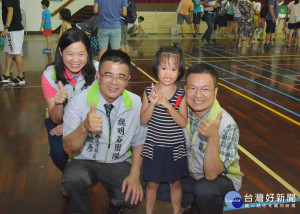 親子市集活動中，縣長魏明谷與鹿港鎮長黃振彥現場與孩童親切互動。
